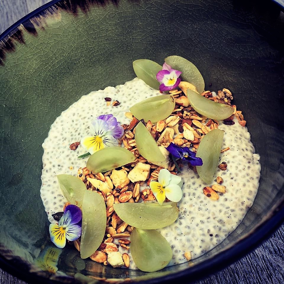 Chia Pudding met Granola, Kokos en Citroengras